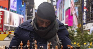 Après 60 heures de jeu, le Nigérian Tunde Onakoya bat le record du monde du marathon d’échecs à Times Square – Libération