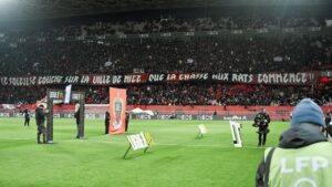Incidents lors de Nice-Marseille&nbsp;: "Pour am&eacute;liorer les choses, il faut un &eacute;quilibre entre le r&eacute;pressif et l'&eacute;ducatif", estime un sp&eacute;cialiste du support&eacute;risme