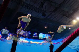 Mondiaux de natation : « Tu peux crier, lever les bras, siffler… », l’art ardu de la communication en course avec les nageurs