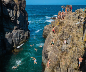 «Cliff jumping» : quand sauter des falaises devient une périlleuse tendance – Libération