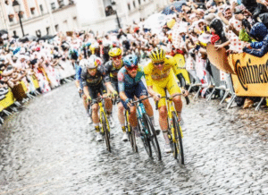 Quatre personnes interpellées pour avoir jeté des clous dans la rue Lepic en marge du passage du Tour de France à Montmartre