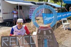 En plein dans le mille : sur le bord des routes du Tour, ce nouveau moyen pour attraper le plus de goodies - L'Humanité