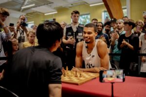Victor Wembanyama rassemble ses deux passions, le basket et les échecs, avec le tournoi Hoop Gambit