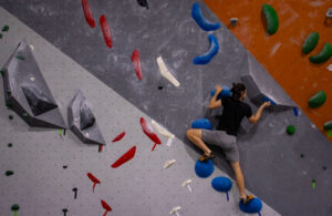 L’art de tomber&nbsp;: comprendre les blessures en escalade de bloc