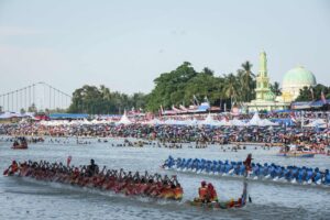En Indonésie, la « danse du bateau » d’un enfant de 11 ans dope l’affluence de la course traditionnelle de Pacu Jalur