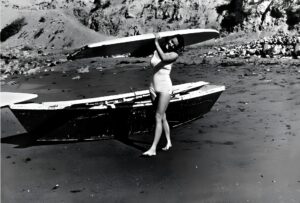 Quand les femmes prenaient déjà la vague : l’histoire oubliée du surf californien