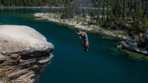 Sports extr&ecirc;mes&nbsp;: le cliff jumping, une discipline qui cartonne sur les r&eacute;seaux sociaux mais dont les risques sont souvent sous-estim&eacute;s