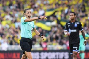 Stéphanie Frappart&nbsp;: une glissade et des brimades - Ligue 1 - J4 - Rennes-OL (3-1) - SO FOOT.com