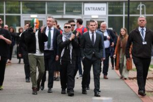 La justice britannique met fin aux poursuites contre l’un des membres de Kneecap