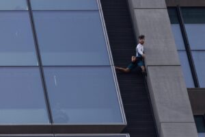 VIDEO | Le Français Titouan Leduc arrêté lors de l’escalade du plus haut gratte-ciel de l’UE, à Varsovie