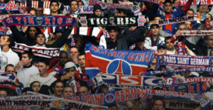 Comment naissent les chants des supporters dans les stades de football