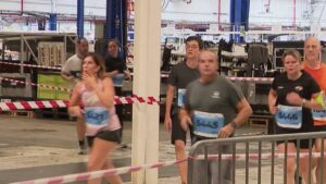 "Un v&eacute;ritable succ&egrave;s"&nbsp;: Stellantis a ouvert les portes de son usine de Sochaux &agrave; 1 500 coureurs pour un footing atypique