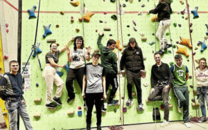 « Le sport me permet de sortir de chez moi » : de l’escalade pour les « Invisibles » à Morlaix | Le Télégramme