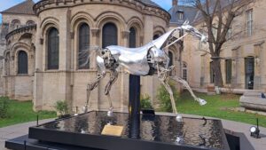 "On avait envie de le montrer au grand public"&nbsp;: Zeus, le cheval m&eacute;tallique des JO, s'expose au mus&eacute;e des Arts et M&eacute;tiers de Paris