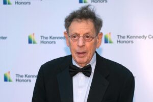 Philip Glass annule la première mondiale de sa nouvelle symphonie au Kennedy Center après les réformes de Donald Trump