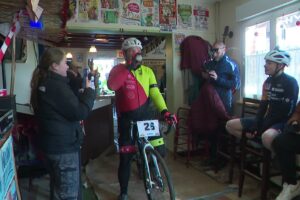 INSOLITE. "À vélo, c'est compliqué, surtout la sortie avec les escaliers" : une course de cyclo-cross dans un bistrot