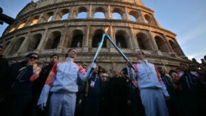 Des artistes plutôt que des figures du sport: le choix des porteurs de la flamme des JO 2026 tourne au psychodrame en Italie