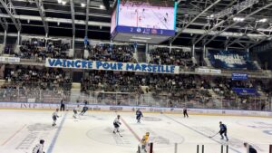 REPORTAGE. Meilleure affluence du championnat de France, show &agrave; l'am&eacute;ricaine... Dans l'ombre du football roi et de l'OM, Marseille se passionne pour le hockey