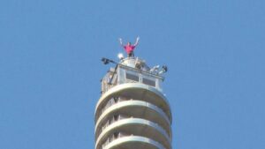 Plus de 500 m&egrave;tres d'ascension en direct sur Netflix&nbsp;: Alex Honnold a escalad&eacute; la tour Taipei 101 &agrave; mains nues