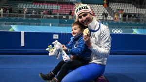 "Je vais voir mon fils plut&ocirc;t que de chasser les pin's"&nbsp;: comment les parents athl&egrave;tes s'organisent pendant les JO 2026 - franceinfo