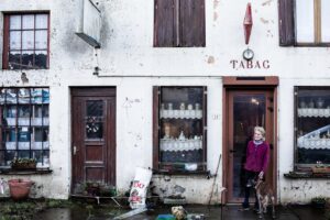 La disparition des bars-tabacs, lieux de sociabilité, nourrit la progression du vote RN, selon une étude