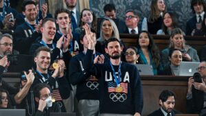 En plein discours, Trump accueille les hockeyeurs champions olympiques et promet la médaille présidentielle au gardien de l’équipe