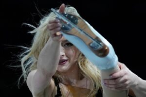 Amber Glenn, cheffe de file des patineuses artistiques américaines, refend la glace et les tabous aux Mondiaux de Prague