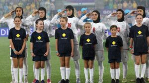 Salut militaire et main sur le cœur, les joueuses de l’équipe d’Iran ont chanté leur hymne trois jours après avoir gardé le silence - Le Parisien