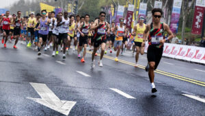 « Une grave violation de l’esprit sportif » : en Chine, un coureur exclu deux ans après avoir pillé le ravitaillement d’un marathon - Le Parisien