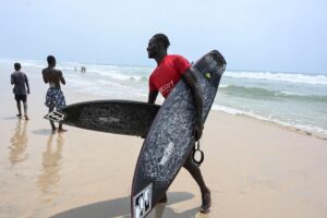 « Des touristes paient une fortune pour aller à Bali, alors que les conditions sont comparables ici » : en Côte d’Ivoire, le surf se fraie lentement un chemin