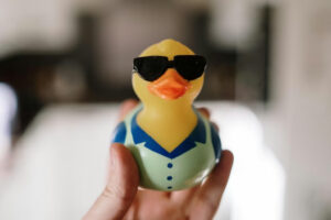 Progresser en escalade grâce à un canard en plastique