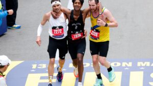 Au marathon de Boston, ces coureurs ont oublié leur chrono pour aider un athlète à terre
