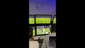 Dans la peau d&rsquo;un arbitre VAR en Ligue 1 – franceinfo