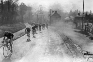 "Le premier Paris-Roubaix arrivé sur le vélodrome actuel était travailliste"&nbsp;: pendant neuf éditions, la course historique s'est déroulée face à une épreuve concurrente