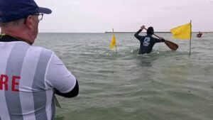 Le "longe-c&ocirc;te", une discipline de bord de mer qui s&eacute;duit de plus en plus – franceinfo