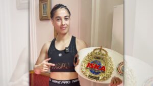 "Je veux &ecirc;tre la voix des femmes de mon pays"&nbsp;: Shiva Nariman, kickboxeuse iranienne en exil, combat pour le titre mondial et pour les droits des Iraniens – franceinfo
