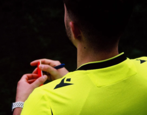 Football amateur&nbsp;: Trois joueurs suspendus dix-huit ans après avoir frappé un arbitre