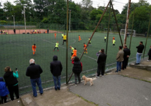 « Pendant les cours, on reste collés à la porte, on ne la laisse pas une seconde sans surveillance » : comment réagissent les parents face aux VSS dans le sport ?