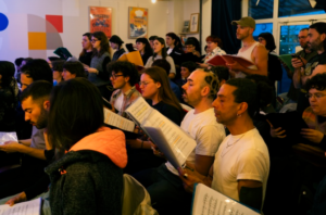 Bienvenue à la Queerale, la chorale qui dégenre la voix  | StreetPress