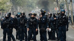Pratiques autoritaires&nbsp;: 5 signes avant-coureurs en France - AMNESTY FR