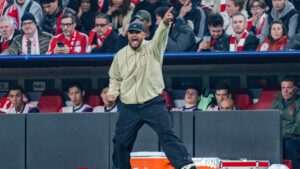 Bayern-Real: député en Belgique, le père de Vincent Kompany débarque avec une écharpe du club au Parlement