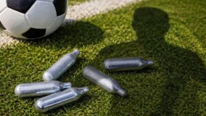Football et gaz hilarant, le cocktail invisible qui empoisonne le ballon rond 