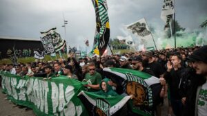 AS Saint-Étienne&nbsp;: des milliers de personnes manifestent pour soutenir les "ultras", menacés de dissolution | TF1 Info