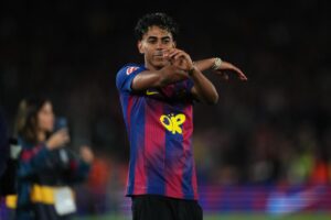 Lamine Yamal brandit un drapeau palestinien pendant les célébrations du Barça - Espagne - FC Barcelone - SO FOOT.com