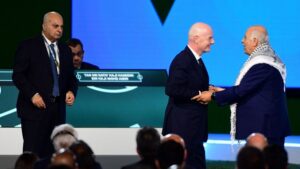 "Comment aurais-je pu prendre une photo avec une telle personne&nbsp;?"&nbsp;: le pr&eacute;sident de la f&eacute;d&eacute;ration palestinienne de football refuse de saluer son homologue isra&eacute;lien – franceinfo