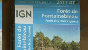 Face aux smartphones, les cartes de randonn&eacute;es IGN en papier ont toujours la cote – franceinfo