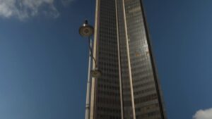 Paris&nbsp;: un homme escalade &agrave; mains nues la Tour Montparnasse – franceinfo