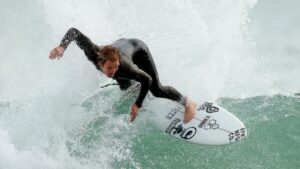Pendant une épreuve de surf en Nouvelle-Zélande, un photographe attaqué par un animal marin