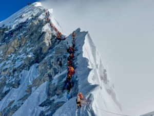 Le Népal délivre un nombre record de permis pour l’ascension de l’Everest, suscitant des inquiétudes sur la sécurité et la gestion du flux d’alpinistes