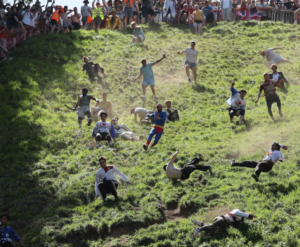 EN IMAGES - En Angleterre, la dangereuse et déjantée course de «cheese rolling»
